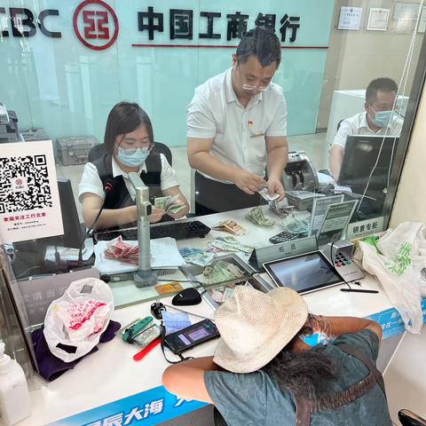 方庄航天支行积极推动小额人民币兑换，开展反假货币宣传活动