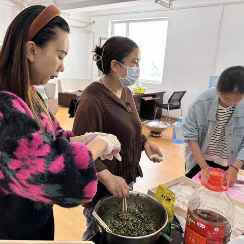 中秋包饺子 情系老人心