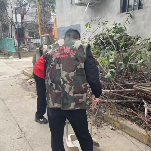 雷锋精神在行动，志愿微光暖人心