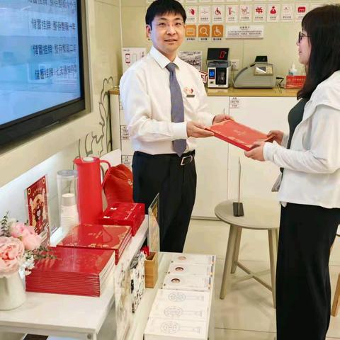 工行望京科技园区支行依托工行驿站开展“金融知识万里行”消费者权益保护活动