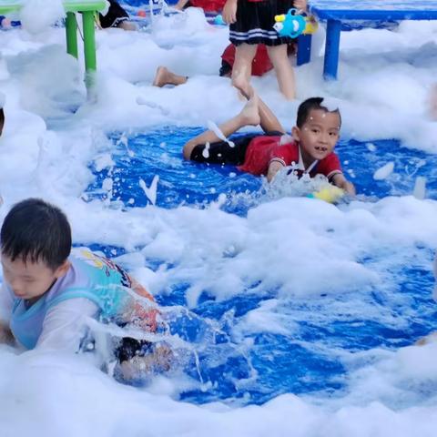 阳春市春城东升幼儿园泡沫之夏亲子活动