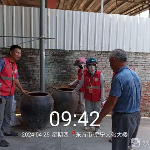 八所镇新街社区网格员开展预防登革热“翻盆倒罐 清除闲置积水”活动