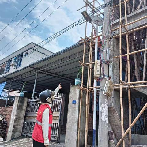 新街社区网格员处理居民建房引发的路灯故障问题