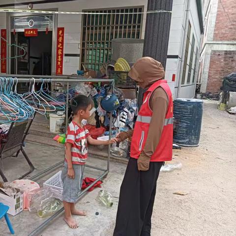 八所镇网格员入户开展防溺水宣传工作