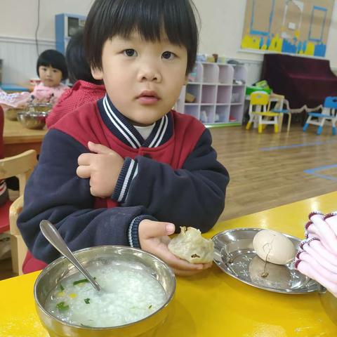 🎊幼儿园的生活就像万花筒🎉遇缤纷精彩✨个孩子们的快乐很简单🎈，活动课上学习是快乐💕日生活是快乐，