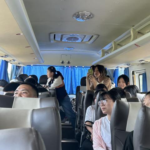 万盛石林中学八年级一班、二班，九年级一班丨走进动物世界·探究奇趣自然