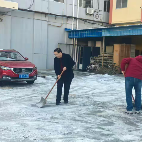 风雪同心护平安：孝义联通全员聚力清除院内积雪