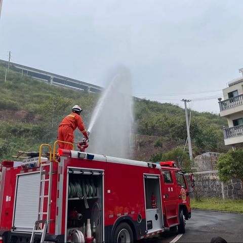 走进消防队，体验消防生活