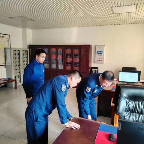 抓基层 查问题 重细节——东丽支队李春雷支队长深入银河大道消防救援站开展督导工作