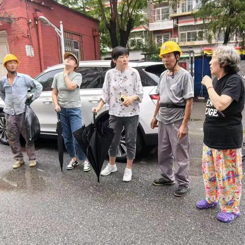 【未诉先办】“趾间走访，迅速行动，为民解忧”花园路街道乙28号院社区快速协调，化解空调冷凝水滴漏影响居民生活难题