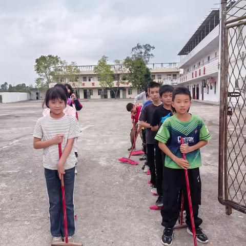 塘蓬镇留和小学雷锋日“清理校内外卫生”志愿活动