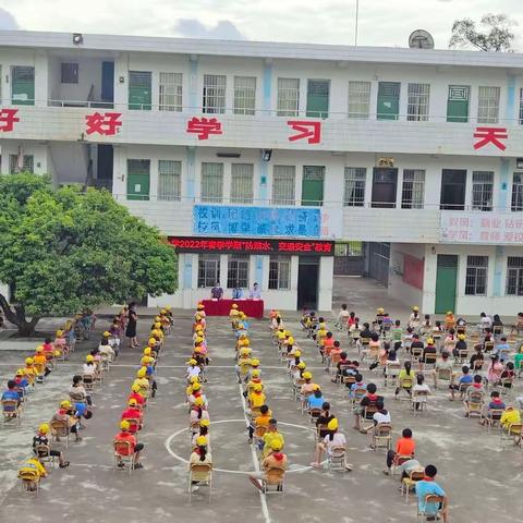 法制讲座进校园—灵山县那隆镇芳塘小学举行法制教育讲座