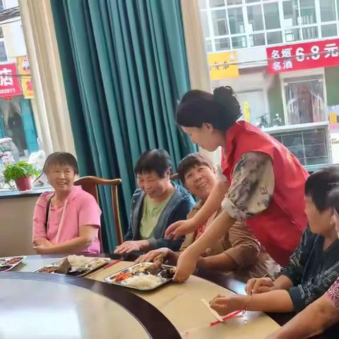 『双服双争』为老办“食”事 情暖端午日--中兴社区端午节老年助餐活动