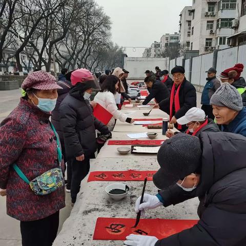 “红纸翻飞，翰墨飘香” 300余群众在洪庆街道庆华北区沿街广场收到迎春春联