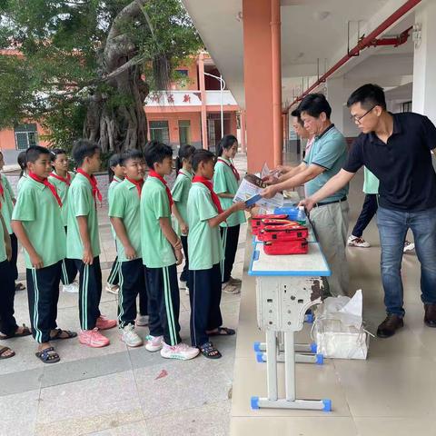 防震减灾  预防在先——里仁小学防震减灾系列活动