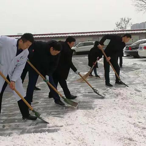 清扫路面积雪，确保道路畅通