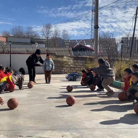 小小篮球🏀玩法多样运动主题活动———娘拉中心幼儿园