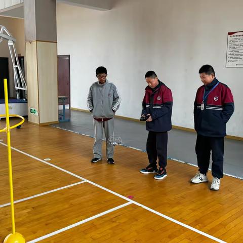 浙江师范大学附属天台大公中学：室内篮球馆变身"飞行训练场" 学生苦练无人机投弹技艺