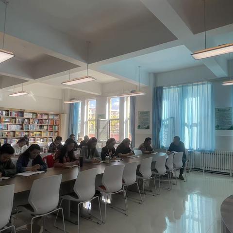 青学青思丨锡林浩特市第十二小学青年理论学习小组开展集中学习