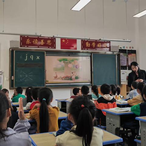 推门听课  以听促教——崇仁县第二小学推门听课活动