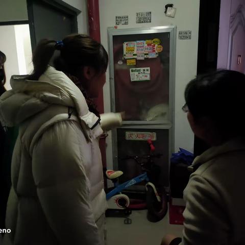 新东社区网格员协调清理楼道杂物，营造舒适安全环境