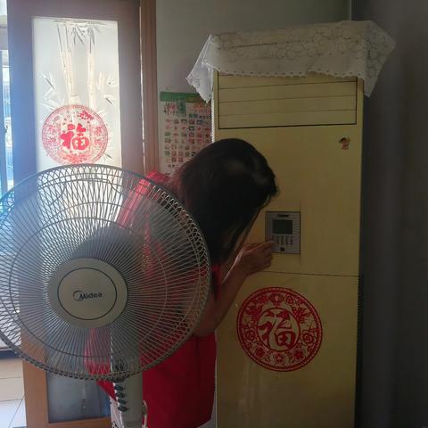 高温天里的牵挂‖东关南街街道东关社区世贸大厦小区邻里服务站开展敲门行动