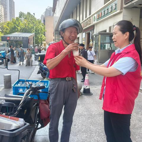 一杯绿豆汤 邻里‘骑’分享 东关南街街道东关社区世贸大厦小区邻里服务站开展夏日送清凉活动