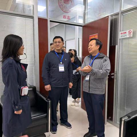 重庆市九龙坡区人大常委会组成人员、镇街人大主席到东关南街街道东关代表工作室参观学习