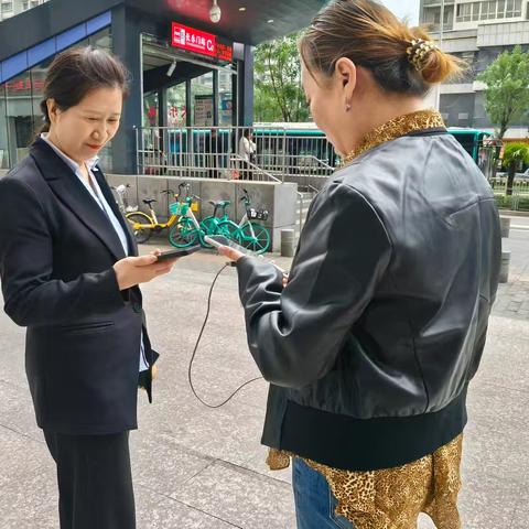 党建红引领暖心服务‖东关南街街道东关社区世贸大厦小区邻里服务站站长拾金不昧显担当