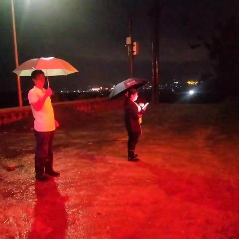 夜晚坚持值班开挖水道