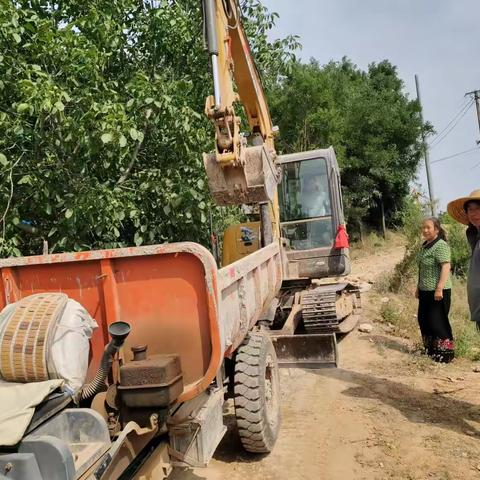 为民办实事  修缮村道路，便民暖民心