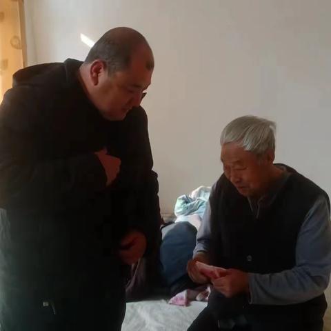 把党的温暖传递给困难党员。