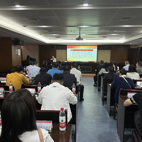 政策宣讲到企业  提振信心促发展     ——区工商联、区企业家协会及相关部门联合开展政策宣讲，服务民营企业，共同营造良好营商环境