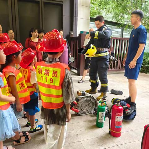 【联纺西街道】永华新城社区开展“消防零距离  安全护童行”活动