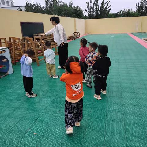 “好玩的梯、凳、箱”——琉璃寺镇中心幼儿园小班户外综合区持续观察记录