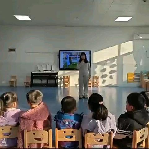 琉璃寺镇中心幼儿园小班户外自主游戏活动万能工匠游戏谈话活动