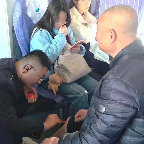 列车疾驰千里，温情守护咫尺