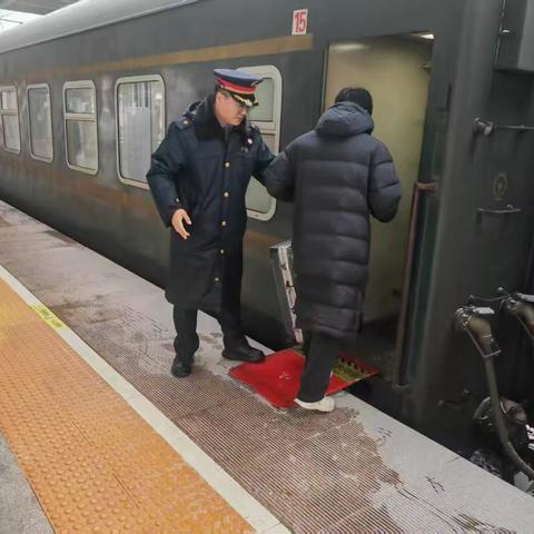 以雪为令，踏雪护航——风雪中的坚守与温情