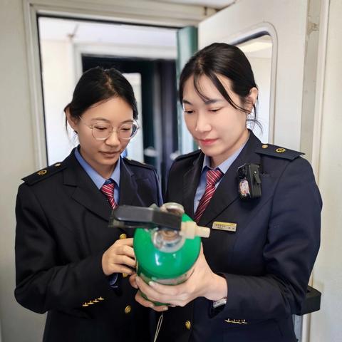师徒相伴 薪火相传——呼杭一队二组迎新工拜师会