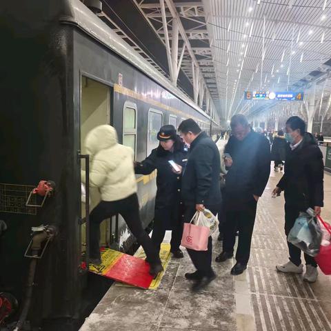 K656次列车雪中温情守护旅客平安