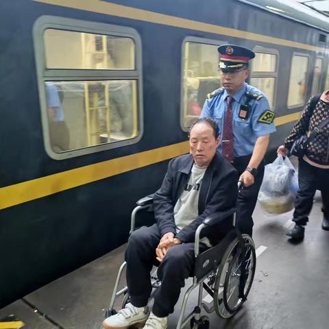 暖心帮扶显担当 列车温情暖旅途