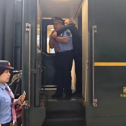 《从搀扶到背负：K655次列车重点旅客全程服务记实》