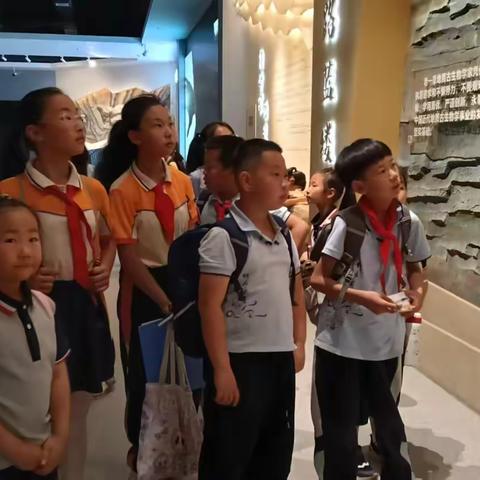 走进古生物博物馆 解锁心灵解压之旅 —— 东新小学开展心理健康实践教育活动