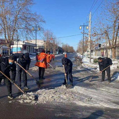 白云湖城管清扫积雪