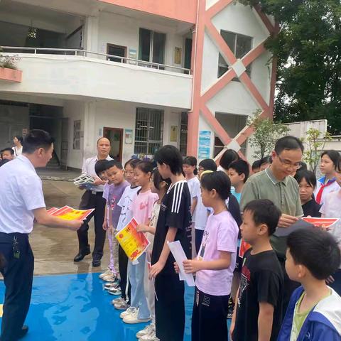 期中表扬树先进 鼓舞斗志暖人心——永康路中心小学莲塘校区期中总结表扬会