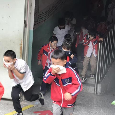 预防第一    安全至上                                      —梧州市北环路小学消防安全演练