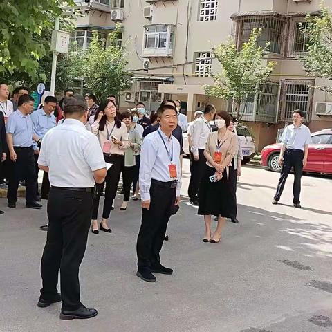 人大代表进社区，视察行政审批服务工作