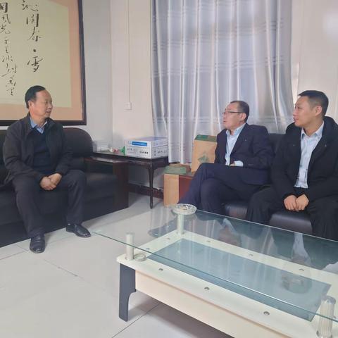 绿城广场支行与冢岗村开展党建联建活动