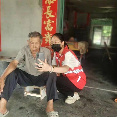 网格员入户帮助80岁以上老人做人脸识别认证。