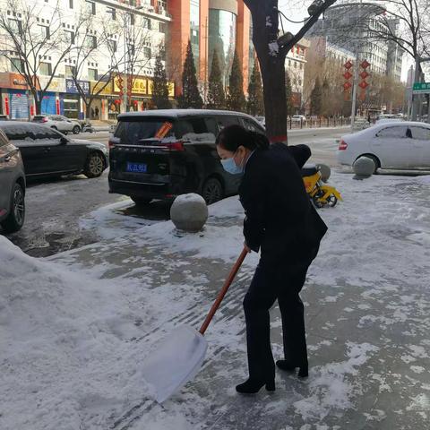 乡宁东大街支行组织铲雪除冰暖心服务